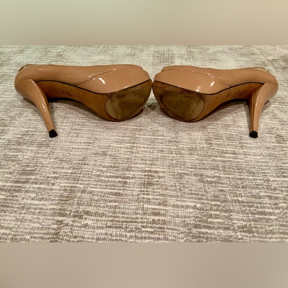 Stuart Weizmann nude patent leather peep toe pump - Picture 6 of 6